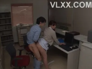 Vừa ngủ dậy thì thấy em đồng nghiệp nằm cạnh