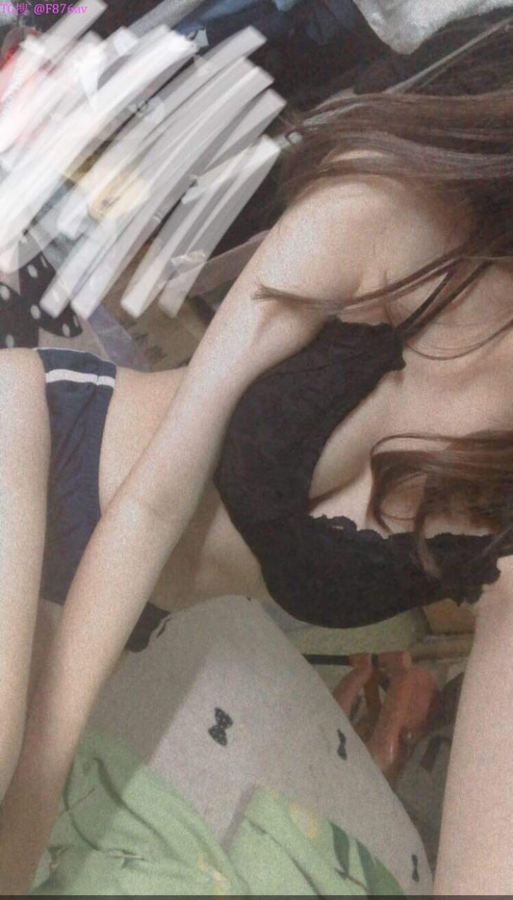 Em sinh viên dáng đẹp sáng đi học tối đi địt kiếm tiền